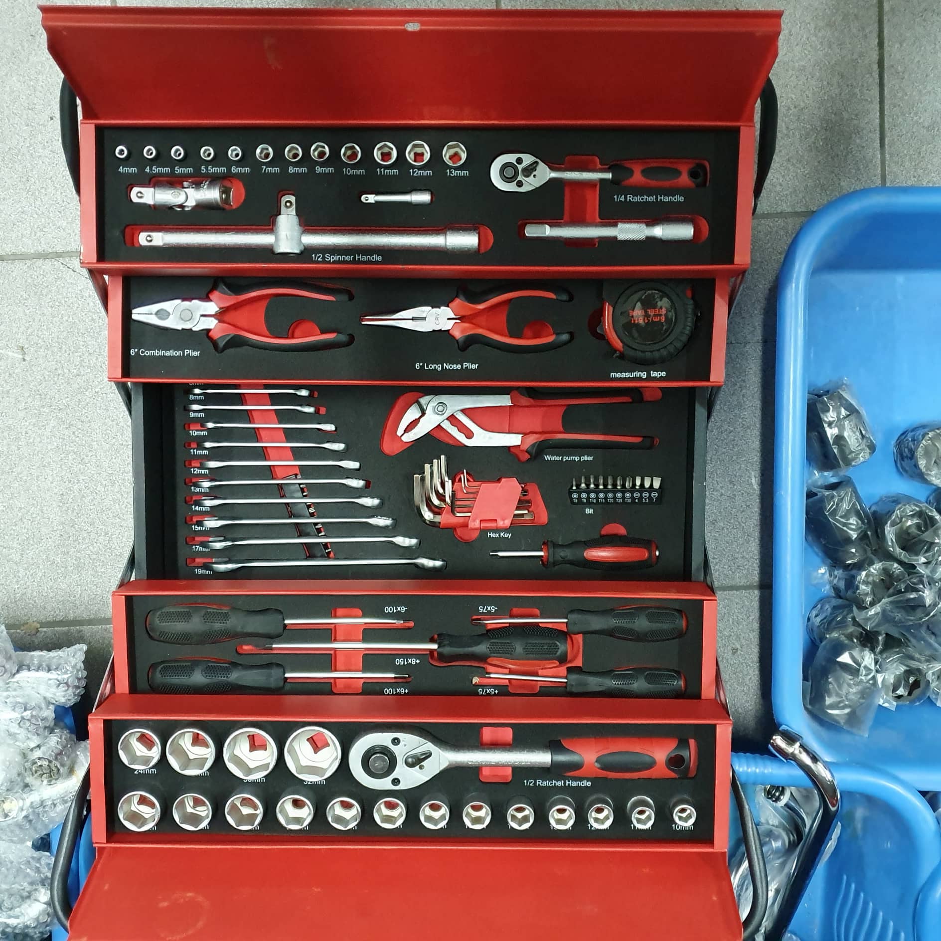 Set alata od 80 dijelova u metalnom koferu